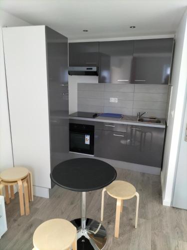 Dapur atau dapur kecil di Appartement 2 pièces