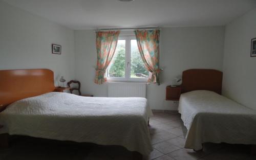 Кровать или кровати в номере Les Chantenées