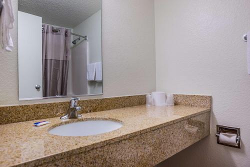Ванная комната в Motel 6 Tucson, AZ - North