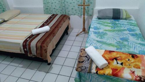Un pat sau paturi într-o cameră la Hostel Pininha