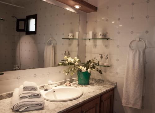 A bathroom at Hacienda Ses Caletes