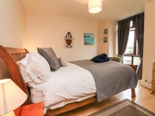 1 dormitorio con cama y ventana en Barley Meadow en Bridestowe