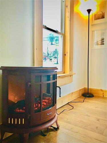 Gambar di galeri bagi Charming 120-year-old farmhouse by the creek. di Starlight