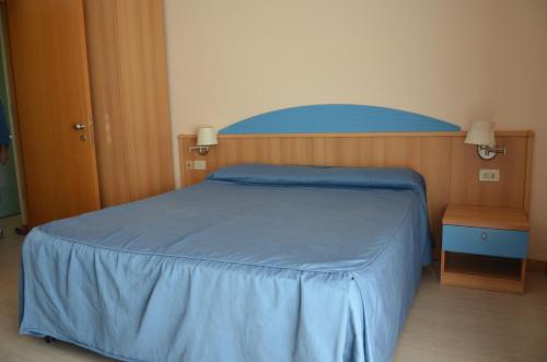 En eller flere senge i et værelse på Hotel Lisa