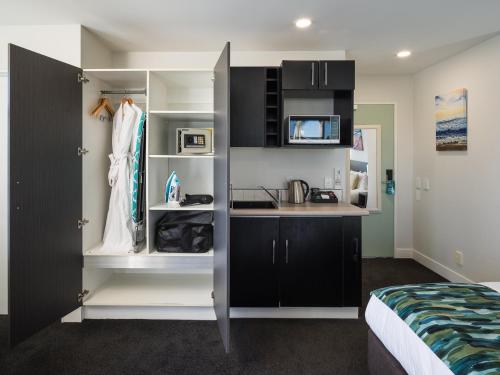 Η κουζίνα ή μικρή κουζίνα στο Carnmore Hotel Takapuna
