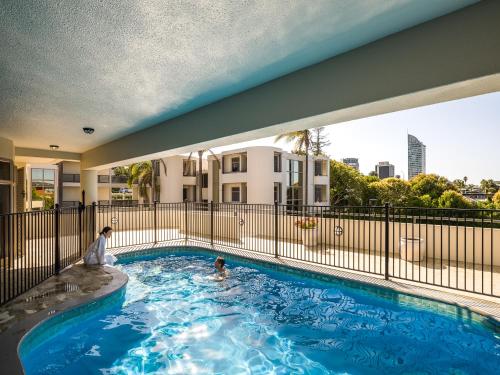 Πισίνα στο ή κοντά στο Carnmore Hotel Takapuna