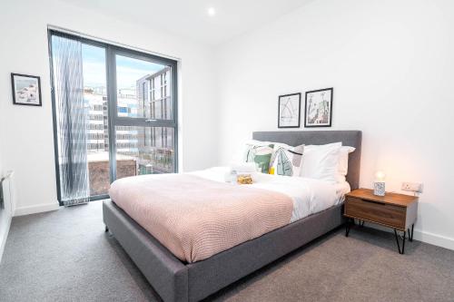 1 dormitorio con cama grande y ventana grande en Candy-Chic 1 Bedroom Apartment - City Centre, en Birmingham
