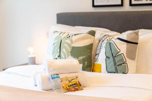 Una cama con un montón de toallas. en Candy-Chic 1 Bedroom Apartment - City Centre, en Birmingham