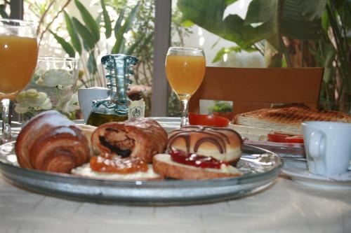 a plate of pastries on a table with glasses of beer at El Pinche de Oro in Benicarló