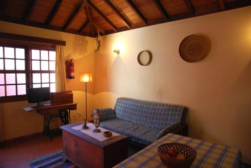 ein Wohnzimmer mit einem blauen Sofa und einem Tisch in der Unterkunft Casa Bana 2 in El Paso