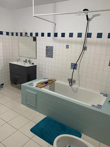y baño con ducha y aseo. en Villa Karata Appartement T3 avec Spa et vue sur mer BAILLIF Basse-Terre, en Baillif