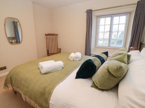 Un pat sau paturi într-o cameră la Royal Oak Cottage