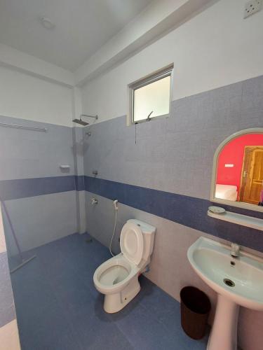 La salle de bains est pourvue de toilettes et d'un lavabo. dans l'établissement BEACH LIFE UPPUVELI, à Trincomalee