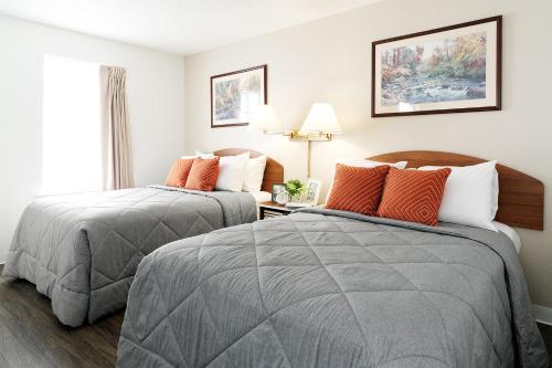 um quarto de hotel com duas camas e uma janela em InTown Suites Extended Stay Richmond VA - Midlothian em Richmond