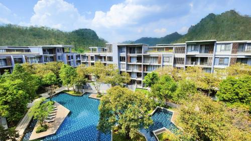 Pemandangan gunung umum atau pemandangan gunung yang diambil dari apartmen
