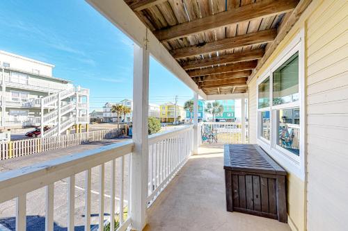 porche con banco y vistas a la playa en Lagoon Run, en Gulf Shores