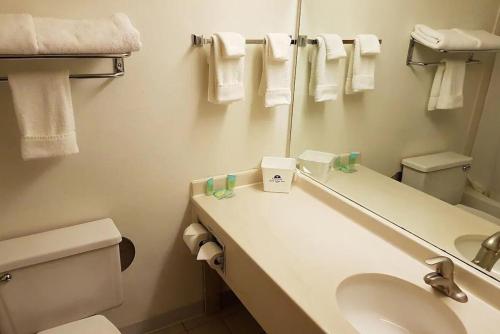 ห้องน้ำของ Coratel Inn & Suites by Jasper Northfield