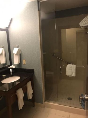 Ένα μπάνιο στο Hyatt Place Des Moines Downtown
