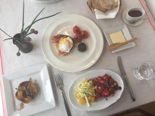 Una mesa con dos platos de comida encima. en Waterside Cottage Heron, en Kyotango