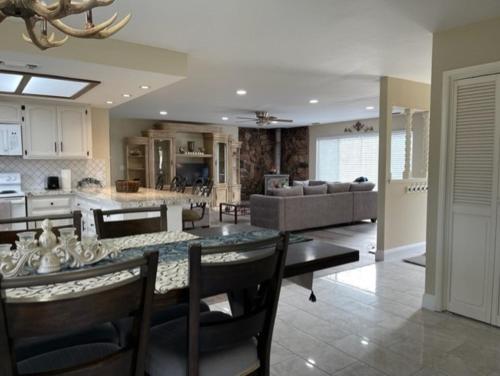 een grote keuken en een woonkamer met een tafel en stoelen bij Beautiful 3 bedroom home located near Yosemite in Oakhurst