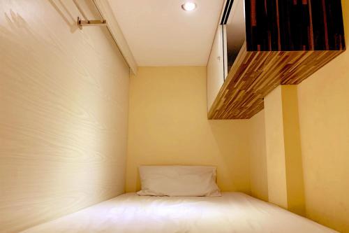 a small room with a bed in the corner at Omah Pelem Syariah in Semarang
