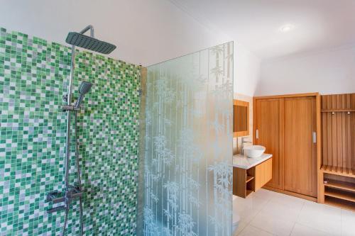 珀尼达岛WK Gamat Garden的带玻璃墙淋浴的浴室