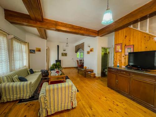 TV a/nebo společenská místnost v ubytování Birdwood Cottages