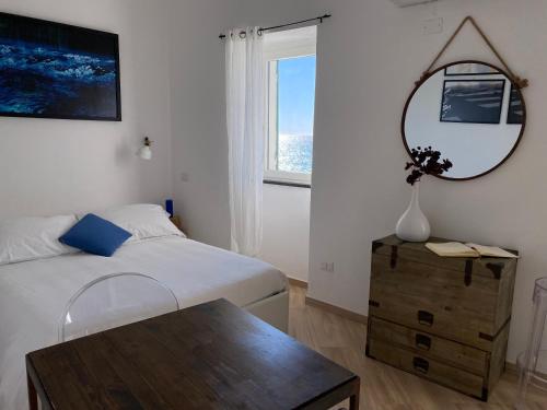 Tempat tidur dalam kamar di La Bloo di Vernazza - Sea View - AC&WiFi - Vernazzarentals