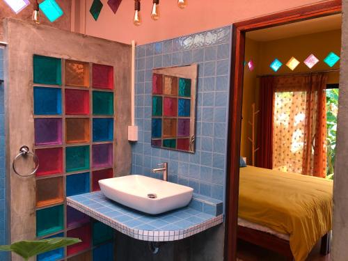 Ένα μπάνιο στο One World Bungalows