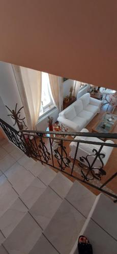 a living room with a couch and a table at Villa Favorita in Eforie Sud