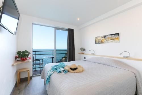 Postel nebo postele na pokoji v ubytování Hotel La Vigie - Face à la mer