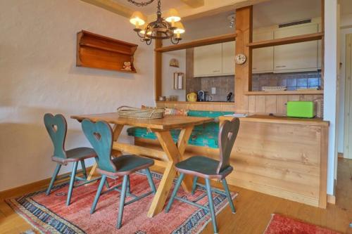 eine Küche mit einem Holztisch und 4 Stühlen in der Unterkunft Levrauts 321 in Verbier