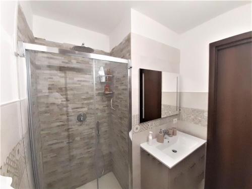 A bathroom at Casa MiMà: locazione turistica nel centro storico