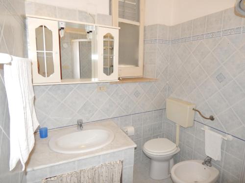 a bathroom with a sink and a toilet at Appartamento al mare Cusumano in Trappeto