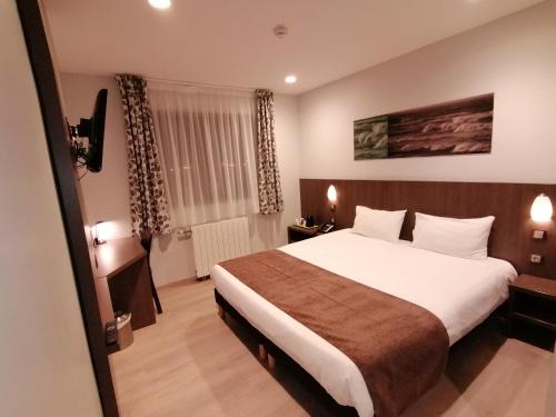 a bedroom with a large bed in a room at The Originals City, L'Haut' Aile, Coquelles-Calais Tunnel s/Manche L'HAUTAILE in Coquelles