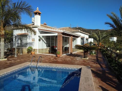 Piscina en o cerca de Cortijo VILLA EL PINO