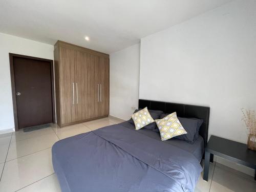 KSL D'Esplanade Cozy Suite at Johorにあるベッド