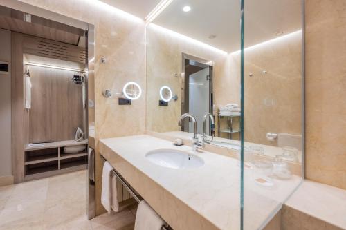 een badkamer met een wastafel en een douche bij Preciados in Madrid