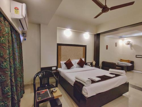 Lova arba lovos apgyvendinimo įstaigoje Hotel Ashwin Igatpuri, Pure Veg & Jain Food