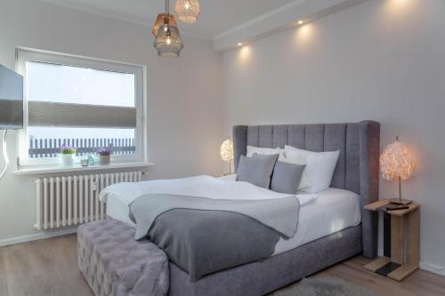 Un dormitorio con una cama grande y una ventana en Thyra, en Westerland