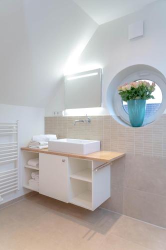 a bathroom with a sink and a mirror at Traumhaus in Westerland
