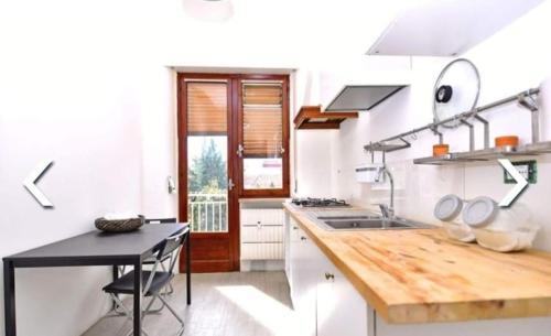 cocina con fregadero y encimera en Appartamento al Centro di Valenza en Valenza