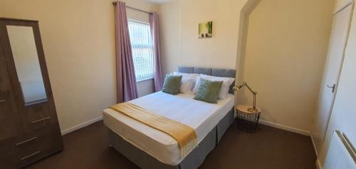 een kleine slaapkamer met een bed en een raam bij The Fenton Lodge in Fenton