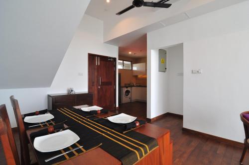 una sala da pranzo con 4 sedie e un tavolo di Apartment L4-5, Oceanfront Condos, Galle, Sri Lanka a Galle