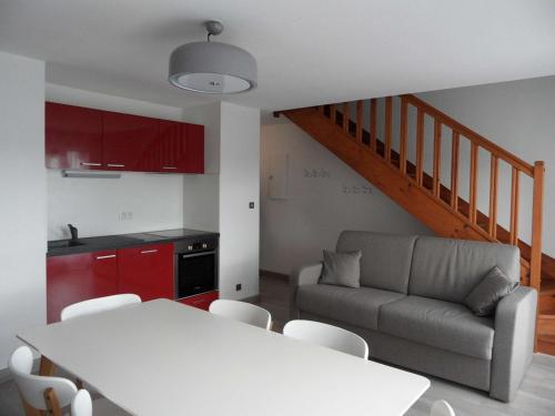 une cuisine et un salon avec une table et un canapé dans l'établissement REF 122 Appartement 4 pièces pour six personnes avec piscine et cours de tennis Port Crouesty ARZON, à Arzon