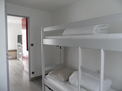 a couple of bunk beds in a room at REF 122 Appartement 4 pièces pour six personnes avec piscine et cours de tennis Port Crouesty ARZON in Arzon