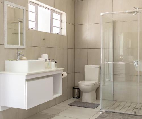 uma casa de banho com um WC, um lavatório e um chuveiro em 10 on Aquavista Addo River View Villa em Colchester