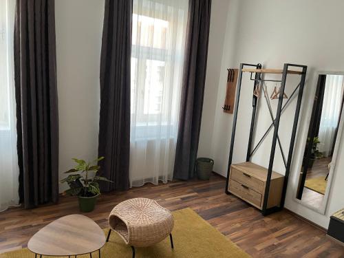 een woonkamer met 2 tafels en een spiegel bij Gesamte Unterkunft in Zentrumsnähe in Wenen