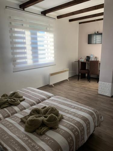 um quarto com uma cama com toalhas em Alex Lodge em Zrenjanin