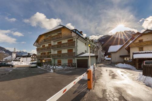 クランスカ・ゴーラにあるMountain Charmの山を背景にした道路建築